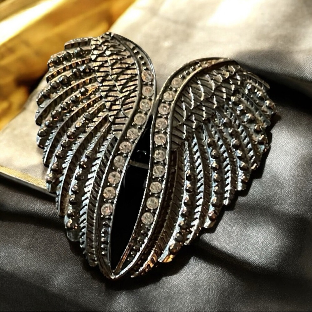 Silver Angel Wing stretch ring with Rhinestone Embellishments